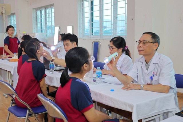 Bệnh viện E khám sàng lọc sức khỏe cho khoảng 6.000 học sinh tại Hà Nội - Ảnh 6.