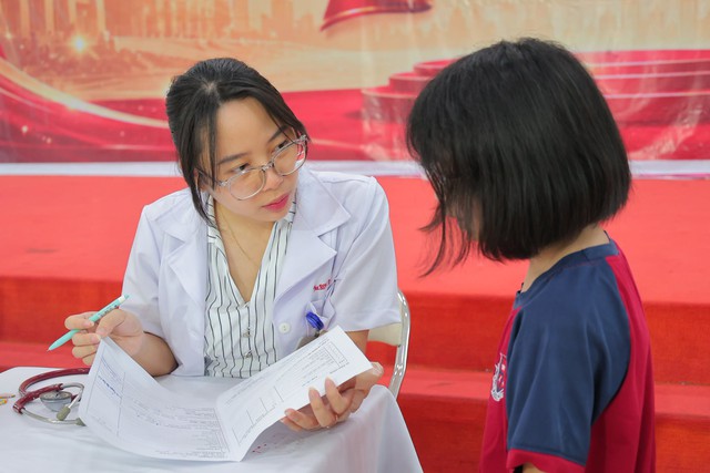 Bệnh viện E khám sàng lọc sức khỏe cho khoảng 6.000 học sinh tại Hà Nội - Ảnh 3.