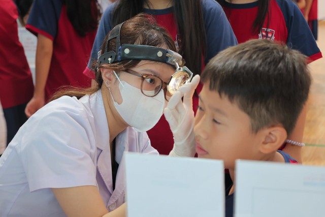 Bệnh viện E khám sàng lọc sức khỏe cho khoảng 6.000 học sinh tại Hà Nội - Ảnh 5.