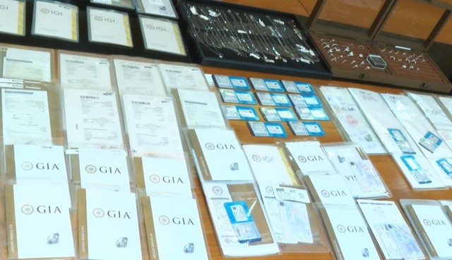 C&ocirc;ng an Thanh H&oacute;a th&ocirc;ng tin kết quả gi&aacute;m định kim cương trong vụ &aacute;n bu&ocirc;n lậu kim cương bị triệt ph&aacute; - Ảnh 1.