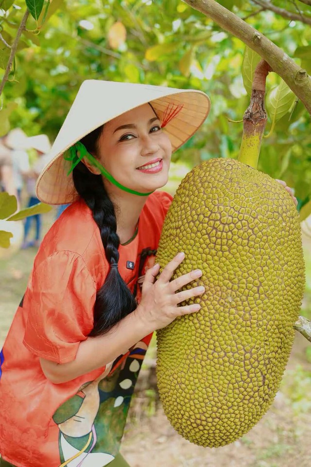 'Người đẹp T&acirc;y Đ&ocirc;' Việt Trinh g&acirc;y ngỡ ng&agrave;ng trước nhan sắc tuổi ngo&agrave;i 50, h&eacute; lộ cơm nh&agrave; 'hắc tuổi' đơn giản đến kh&oacute; tin! - Ảnh 1.