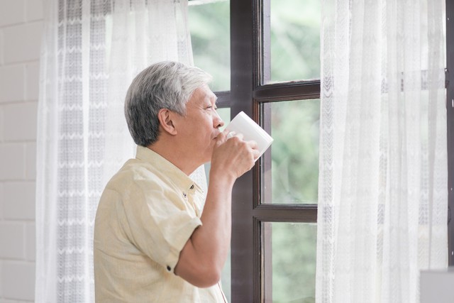 Tuổi già, có con gái hiếu thảo vẫn chọn sống một mình: Lý do ở cuốn sổ tiết kiệm - Ảnh 1.