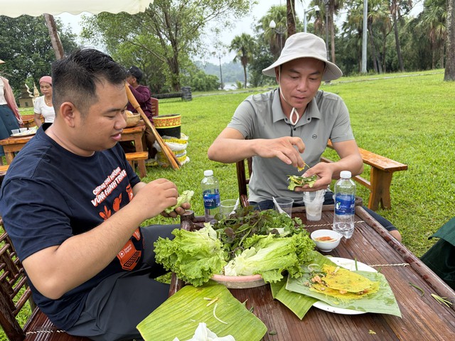 Thưởng thức bánh lá mít, cốm dẹt miền Tây tại Làng Văn hóa - Du lịch các dân tộc Việt Nam - Ảnh 9.