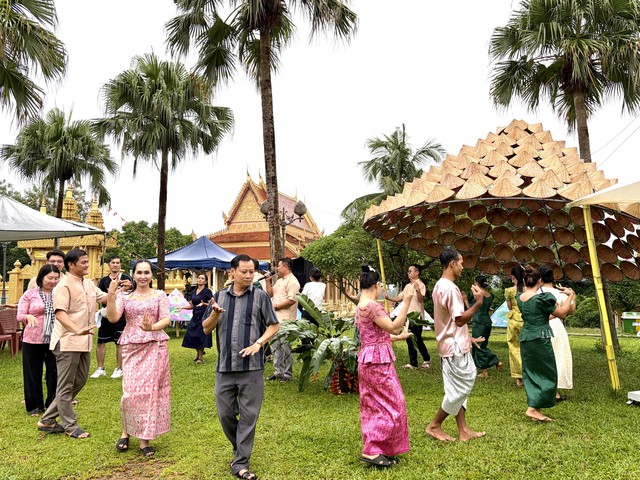 Thưởng thức bánh lá mít, cốm dẹt miền Tây tại Làng Văn hóa - Du lịch các dân tộc Việt Nam - Ảnh 8.