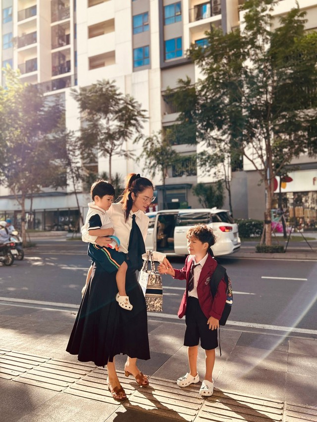 Dương Cẩm Lynh vượt qua khó khăn nợ nần , ổn định cuộc sống bên 2 con - Ảnh 1.