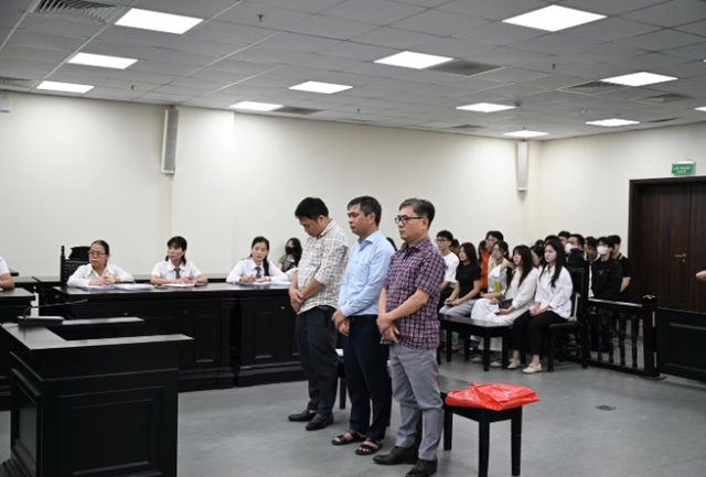 'Ăn chặn' tiền hỗ trợ A80 của gần 1.000 sinh vi&ecirc;n, cựu hiệu trưởng bị tuy&ecirc;n &aacute;n 3 năm t&ugrave; - Ảnh 1.