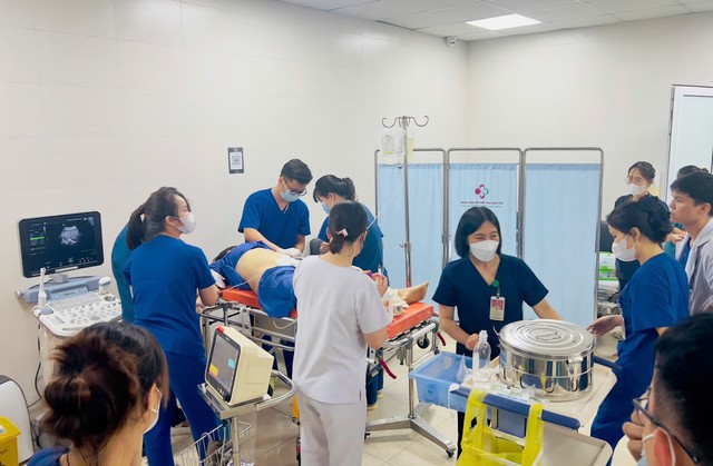 Chửa ngo&agrave;i tử cung vỡ, người phụ nữ 25 tuổi nguy kịch v&igrave; mất hơn 2 l&iacute;t m&aacute;u - Ảnh 1.
