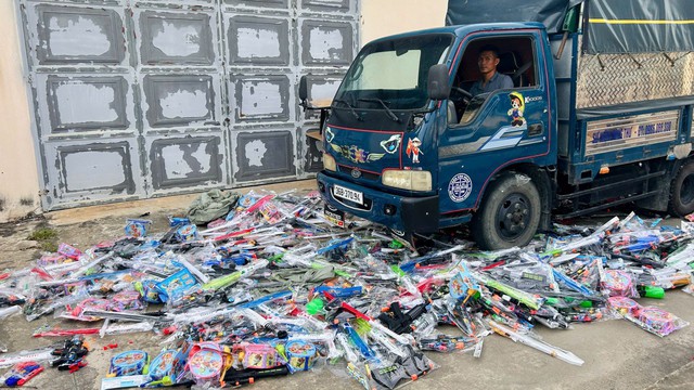 Tiêu hủy gần 4.000 đồ chơi không rõ nguồn gốc dịp cận Trung thu - Ảnh 1.