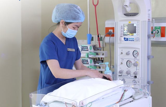 B&eacute; sinh non 30 tuần suy h&ocirc; hấp nặng, hồi phục sau 'giờ v&agrave;ng' cấp cứu - Ảnh 1.