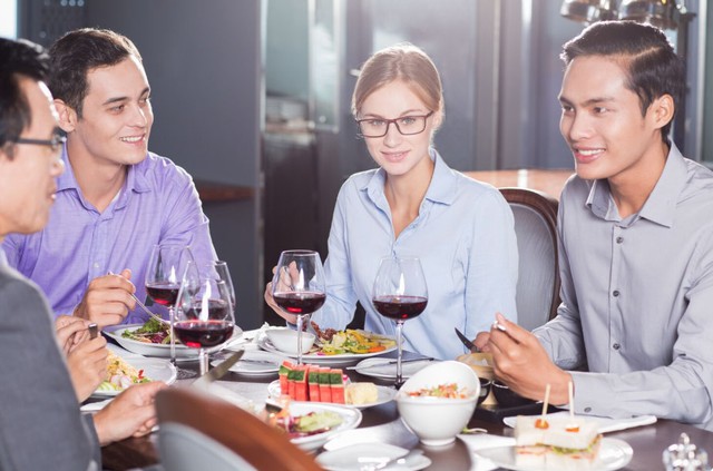 Một bữa cơm nhìn thấu lòng người: Muốn biết ai đáng kết giao, cứ nhìn vào 3 chi tiết - Ảnh 2.