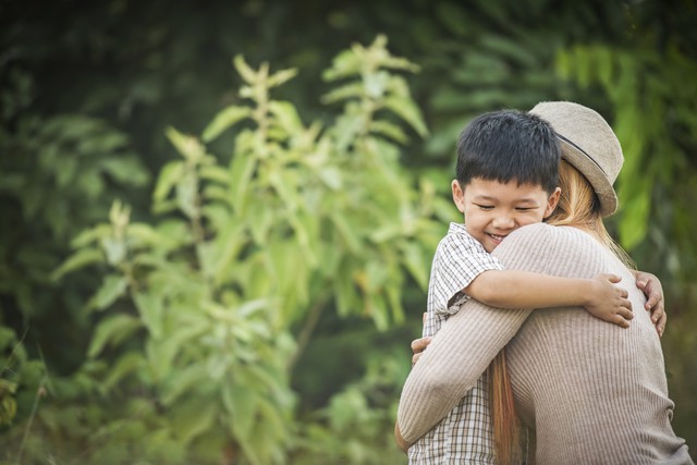 Hai đứa trẻ dậy từ 3 giờ s&aacute;ng phụ bố mẹ: Đừng đợi con lớn mới dạy hiếu thảo - Ảnh 3.