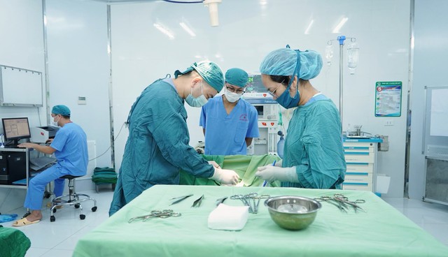 Tinh hoàn ẩn ở trẻ: Dấu hiệu cha mẹ cần biết và thời điểm nên điều trị cho con - Ảnh 1.