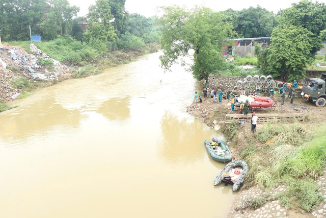Cận cảnh cuộc t&igrave;m kiếm ba người mất t&iacute;ch sau vụ lật thuyền ở Th&aacute;i Nguy&ecirc;n - Ảnh 3.