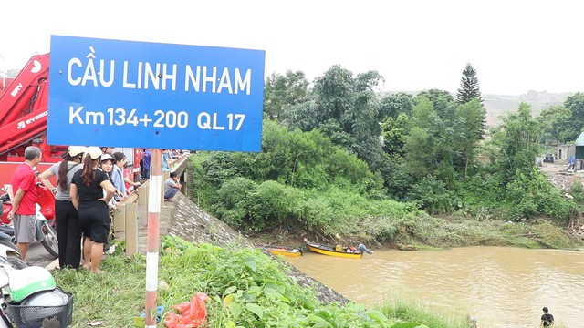 Cận cảnh cuộc t&igrave;m kiếm ba người mất t&iacute;ch sau vụ lật thuyền ở Th&aacute;i Nguy&ecirc;n - Ảnh 10.