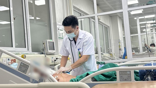 Sốt cao, đau đầu, người đ&agrave;n &ocirc;ng rối loạn &yacute; thức, rơi v&agrave;o nguy kịch - Ảnh 1.