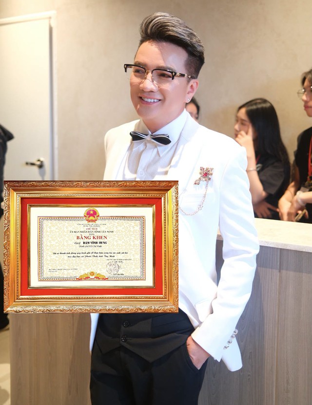 Đàm Vĩnh Hưng nhận bằng khen an sinh xã hội ở tuổi 50 , chia sẻ niềm vui mới - Ảnh 1.