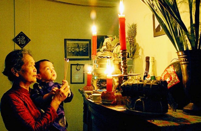 Thắp nhang l&agrave;m g&atilde;y ch&acirc;n nhang, đụng t&agrave;n nhang rơi, nhang tắt giữa chừng - Ảnh 5.