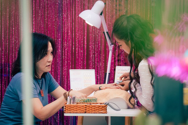Sau 'Mưa đỏ', Hạ Anh l&agrave;m nghề 'make-up' cho người chết - Ảnh 1.