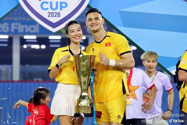 Á hậu Hoàng Oanh làm mẹ đơn thân , công khai tình cảm với Thủ môn Lê Giang Patrik - Ảnh 3.