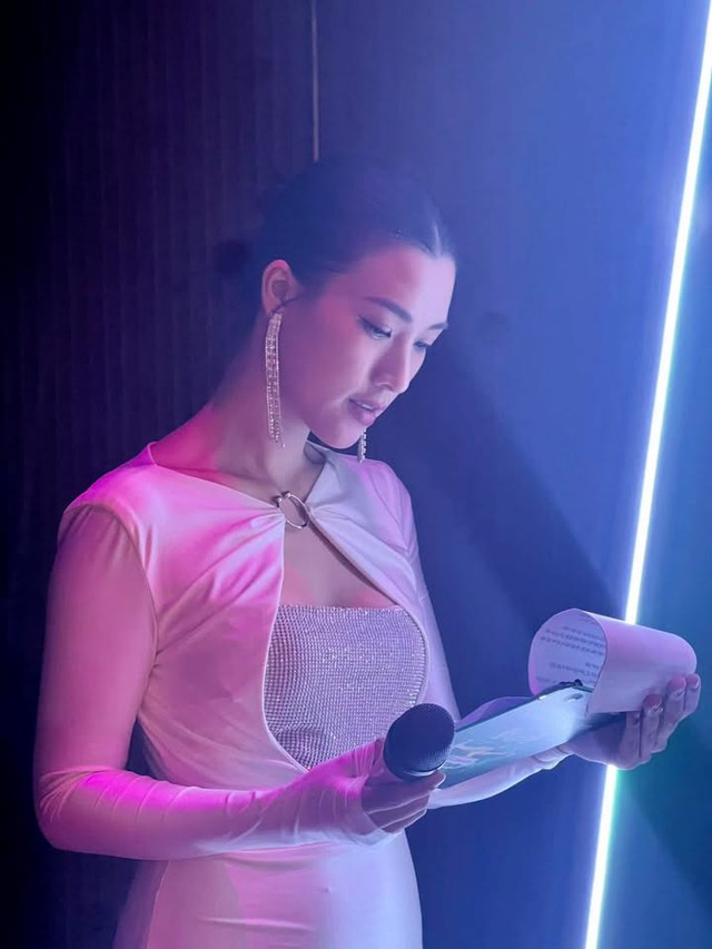 &Aacute; hậu Ho&agrave;ng Oanh ở tuổi 36 - Ảnh 2.