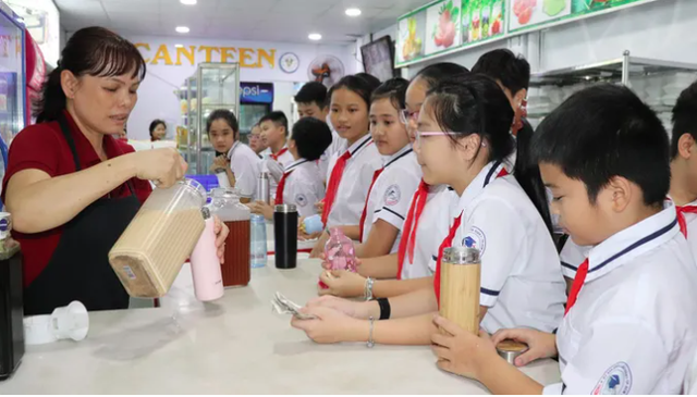 Dinh dưỡng cho trẻ đến trường: Trẻ đi học hay mệt, đau đầu, khó tập trung, cha mẹ đừng bỏ qua một nguyên nhân rất đơn giản này - Ảnh 1.