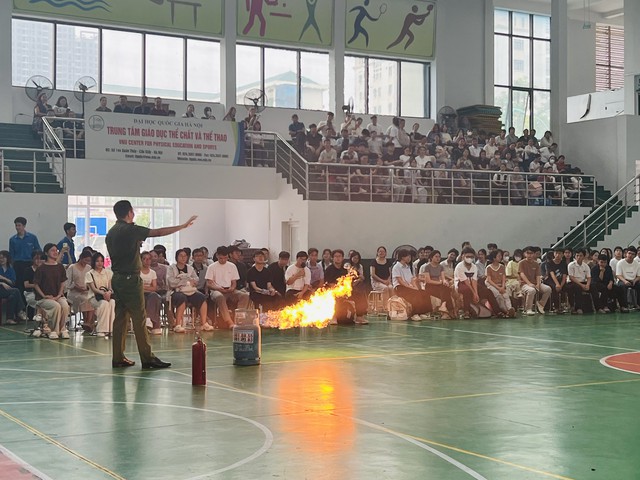 750 tân sinh viên Đại học Y Dược được tập huấn kỹ năng sơ cấp cứu, phòng cháy chữa cháy - Ảnh 3.