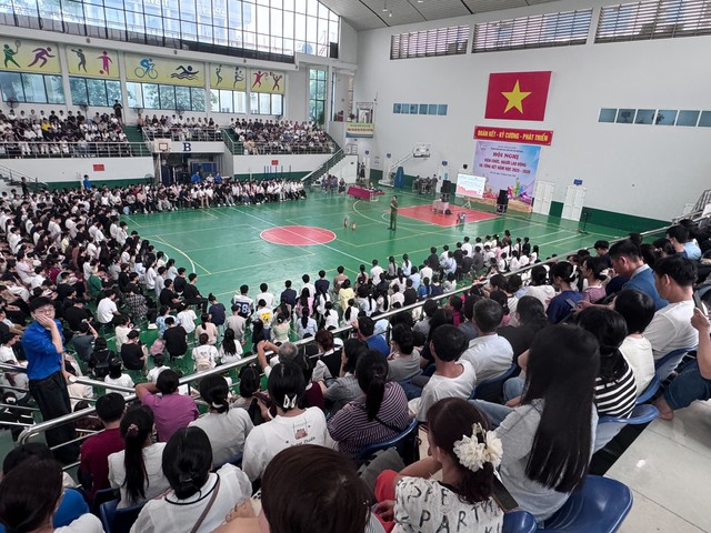 750 tân sinh viên Đại học Y Dược được tập huấn kỹ năng sơ cấp cứu, phòng cháy chữa cháy - Ảnh 1.