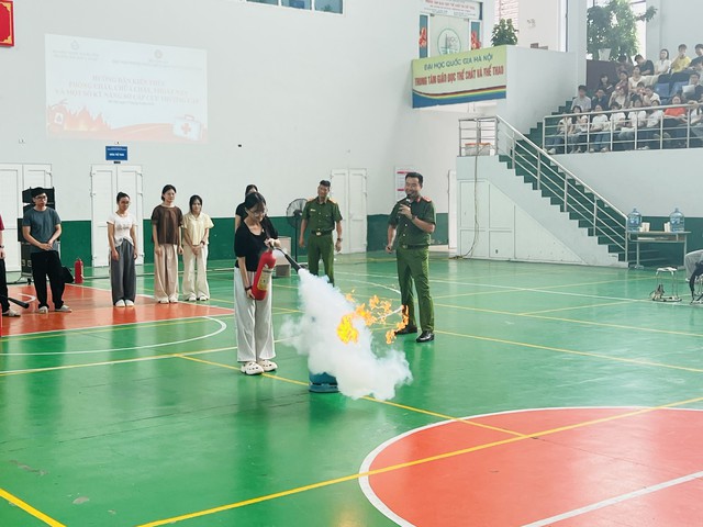 750 tân sinh viên Đại học Y Dược được tập huấn kỹ năng sơ cấp cứu, phòng cháy chữa cháy - Ảnh 4.