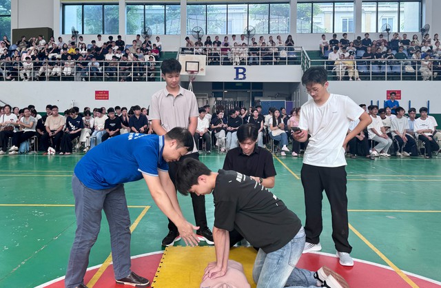 750 tân sinh viên Đại học Y Dược được tập huấn kỹ năng sơ cấp cứu, phòng cháy chữa cháy - Ảnh 5.