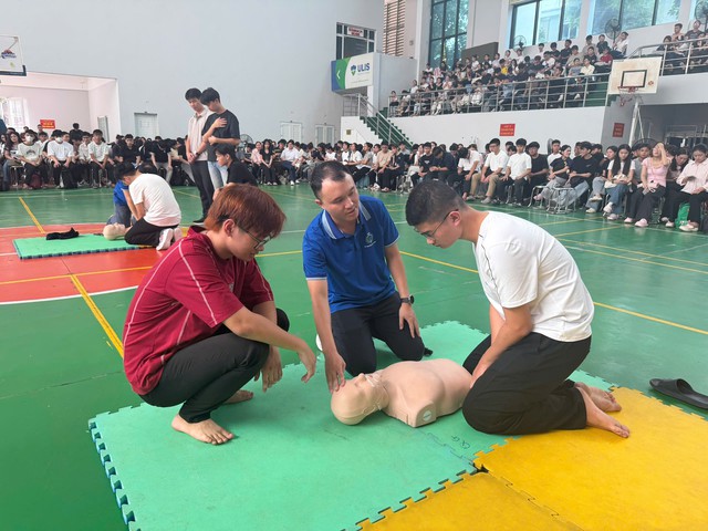 750 tân sinh viên Đại học Y Dược được tập huấn kỹ năng sơ cấp cứu, phòng cháy chữa cháy - Ảnh 6.