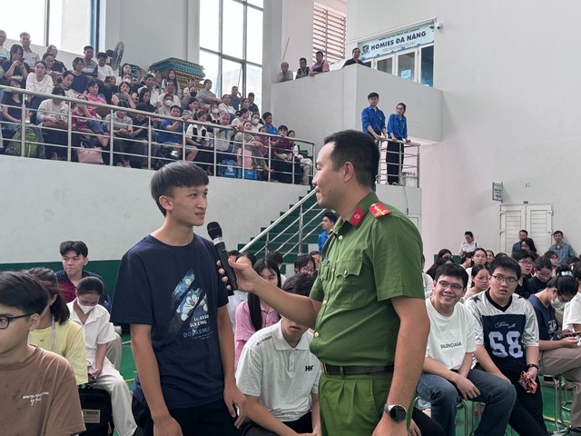 750 tân sinh viên Đại học Y Dược được tập huấn kỹ năng sơ cấp cứu, phòng cháy chữa cháy - Ảnh 2.