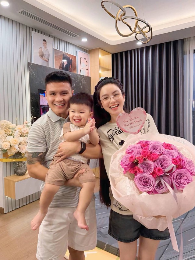 'Soi' khối t&agrave;i sản của vợ chồng cầu thủ duy nhất 3 lần v&ocirc; địch Đ&ocirc;ng Nam &Aacute;, từng tặng vợ Range Rover 8 tỷ, kẹp t&oacute;c 5 triệu v&agrave; nhiều đồ gi&aacute; trị - Ảnh 4.