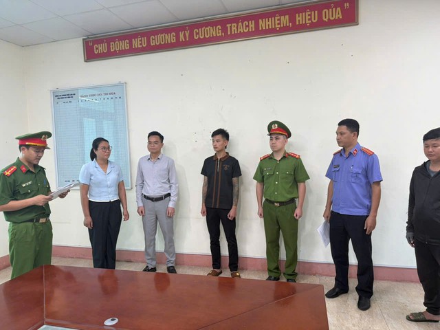T&agrave;i xế taxi uống rượu, vượt đ&egrave;n đỏ g&acirc;y tai nạn chết người ở L&agrave;o Cai - Ảnh 1.