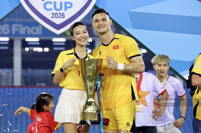 H&agrave;nh động ngọt ng&agrave;o của L&ecirc; Giang Patrik với MC Ho&agrave;ng Oanh tr&ecirc;n s&acirc;n Mỹ Đ&igrave;nh - Ảnh 2.