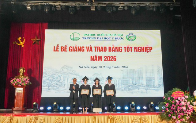 407 t&acirc;n b&aacute;c sĩ, dược sĩ, cử nh&acirc;n Trường Đại học Y Dược, ĐHQGHN nhận bằng tốt nghiệp - Ảnh 3.