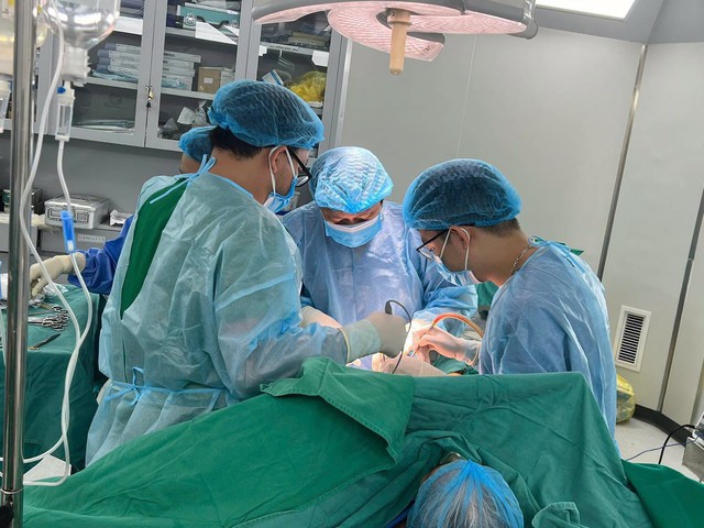 Nhiều năm giấu c&aacute;c con, người phụ nữ đến viện với khối ung thư &acirc;m hộ gần 20cm - Ảnh 1.