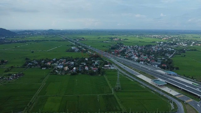 CSGT xử l&yacute; lỗi kh&ocirc;ng giữ khoảng c&aacute;ch, cao tốc Ph&aacute;p V&acirc;n - Cầu Giẽ - Cao Bồ ra sao? - Ảnh 1.