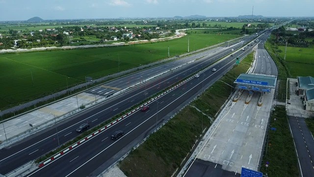 CSGT xử l&yacute; lỗi kh&ocirc;ng giữ khoảng c&aacute;ch, cao tốc Ph&aacute;p V&acirc;n - Cầu Giẽ - Cao Bồ ra sao? - Ảnh 2.