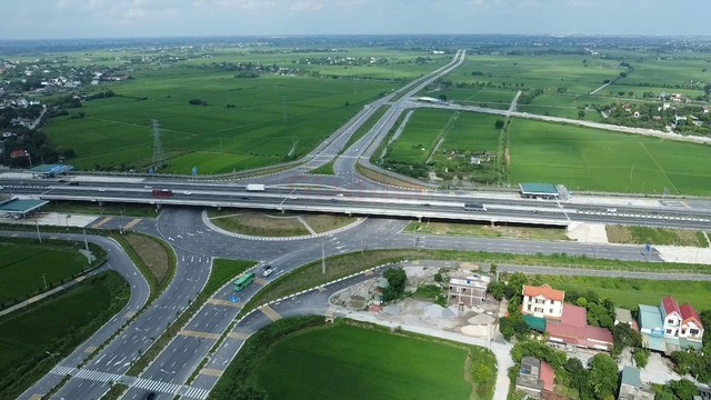 CSGT xử l&yacute; lỗi kh&ocirc;ng giữ khoảng c&aacute;ch, cao tốc Ph&aacute;p V&acirc;n - Cầu Giẽ - Cao Bồ ra sao? - Ảnh 3.