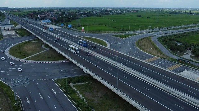 CSGT xử l&yacute; lỗi kh&ocirc;ng giữ khoảng c&aacute;ch, cao tốc Ph&aacute;p V&acirc;n - Cầu Giẽ - Cao Bồ ra sao? - Ảnh 4.