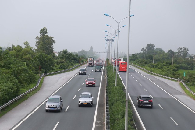 CSGT xử l&yacute; lỗi kh&ocirc;ng giữ khoảng c&aacute;ch, cao tốc Ph&aacute;p V&acirc;n - Cầu Giẽ - Cao Bồ ra sao? - Ảnh 10.
