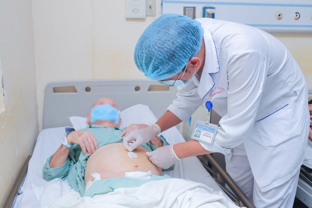 Cụ ông 93 tuổi mang khối u tuyến tiền liệt 143g, kèm thoát vị bẹn được phẫu thuật thành công - Ảnh 1.
