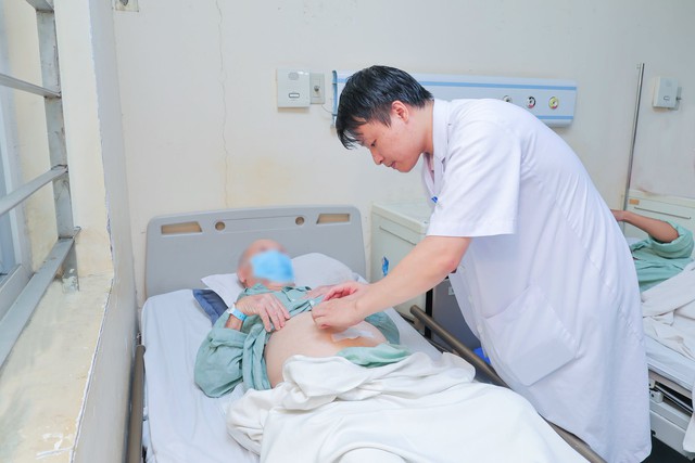 Cụ ông 93 tuổi mang khối u tuyến tiền liệt 143g, kèm thoát vị bẹn được phẫu thuật thành công - Ảnh 2.