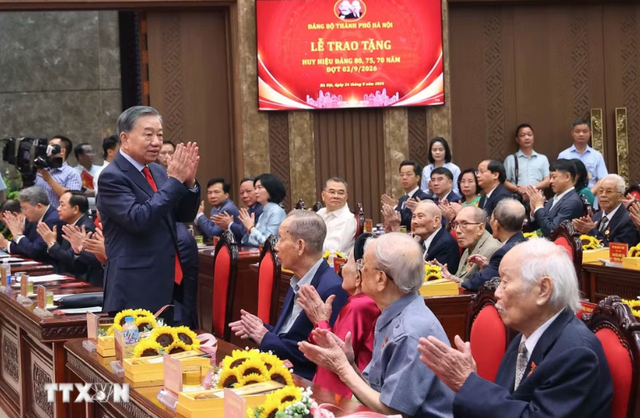 Đ&aacute;p ứng điều kiện n&agrave;y, Đảng vi&ecirc;n được tặng Huy hiệu Đảng dịp Quốc kh&aacute;nh 2/9 - Ảnh 1.