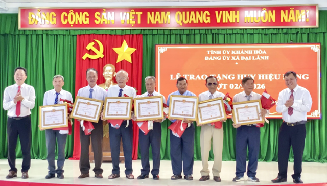 Đ&aacute;p ứng điều kiện n&agrave;y, Đảng vi&ecirc;n được tặng Huy hiệu Đảng dịp Quốc kh&aacute;nh 2/9 - Ảnh 2.