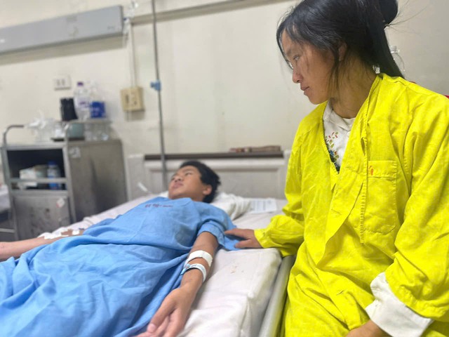 MS 1110: Nam sinh d&acirc;n tộc H&rsquo;M&ocirc;ng cần tiền phẫu thuật, mẹ n&oacute;i tiếng Kinh kh&ocirc;ng s&otilde;i ng&agrave;y đ&ecirc;m chăm con cầu cứu sự trợ gi&uacute;p - Ảnh 2.