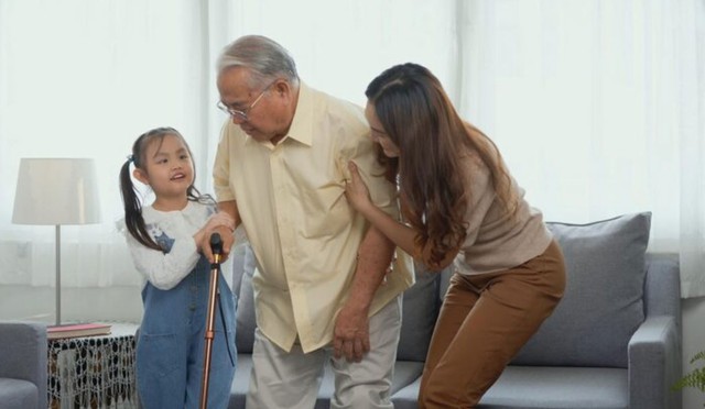 Trước l&uacute;c qua đời, &ocirc;ng nội đưa t&ocirc;i chiếc t&uacute;i vải cũ: Thứ b&ecirc;n trong khiến t&ocirc;i kh&oacute;c nghẹn - Ảnh 2.