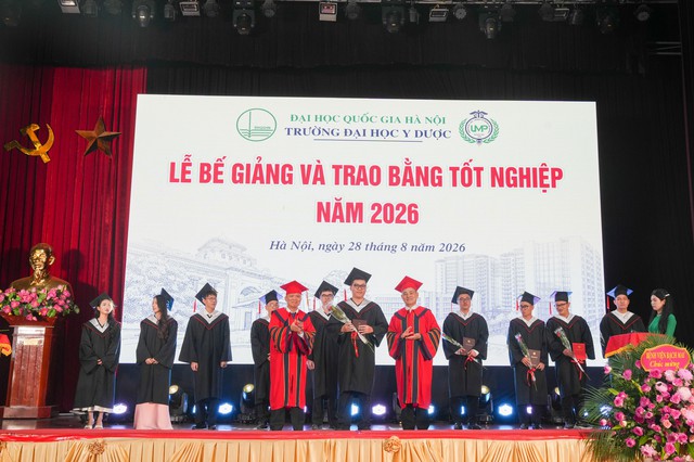 407 t&acirc;n b&aacute;c sĩ, dược sĩ, cử nh&acirc;n Trường Đại học Y Dược, ĐHQGHN nhận bằng tốt nghiệp - Ảnh 1.