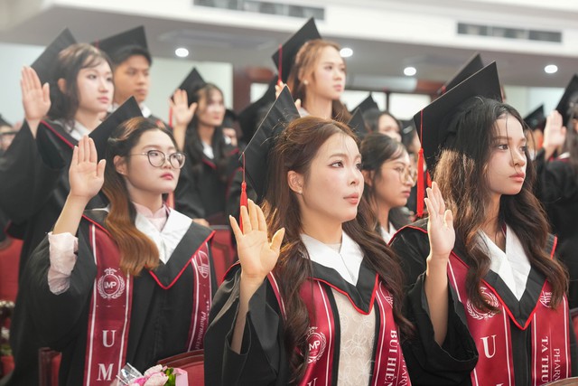 407 t&acirc;n b&aacute;c sĩ, dược sĩ, cử nh&acirc;n Trường Đại học Y Dược, ĐHQGHN nhận bằng tốt nghiệp - Ảnh 5.
