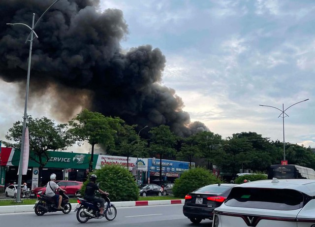 H&agrave; Nội khống chế đ&aacute;m ch&aacute;y lớn tại gara sửa chữa &ocirc; t&ocirc; tr&ecirc;n đường L&ecirc; Quang Đạo - Ảnh 1.